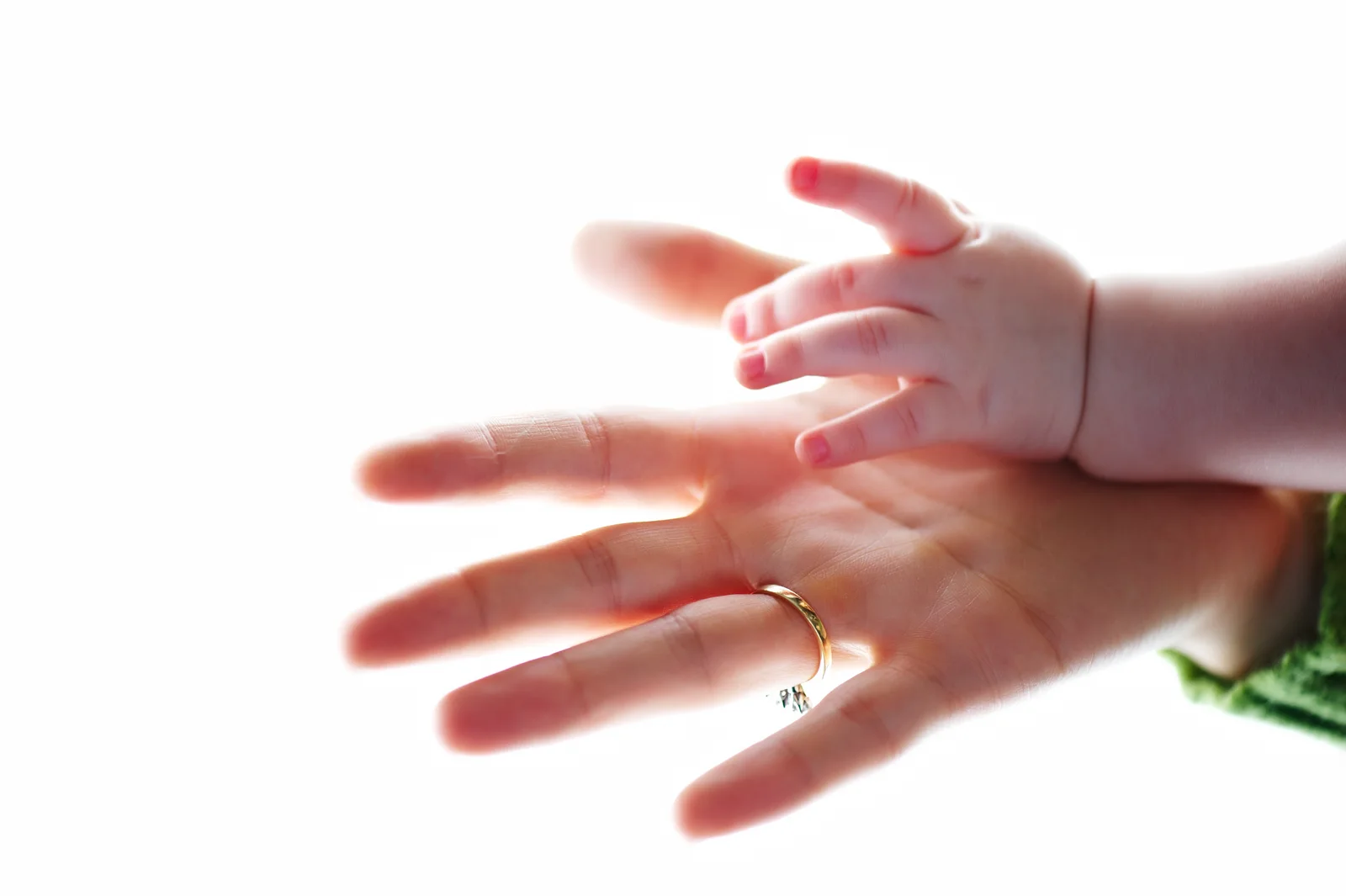 La main d’un parent et celle de bébé