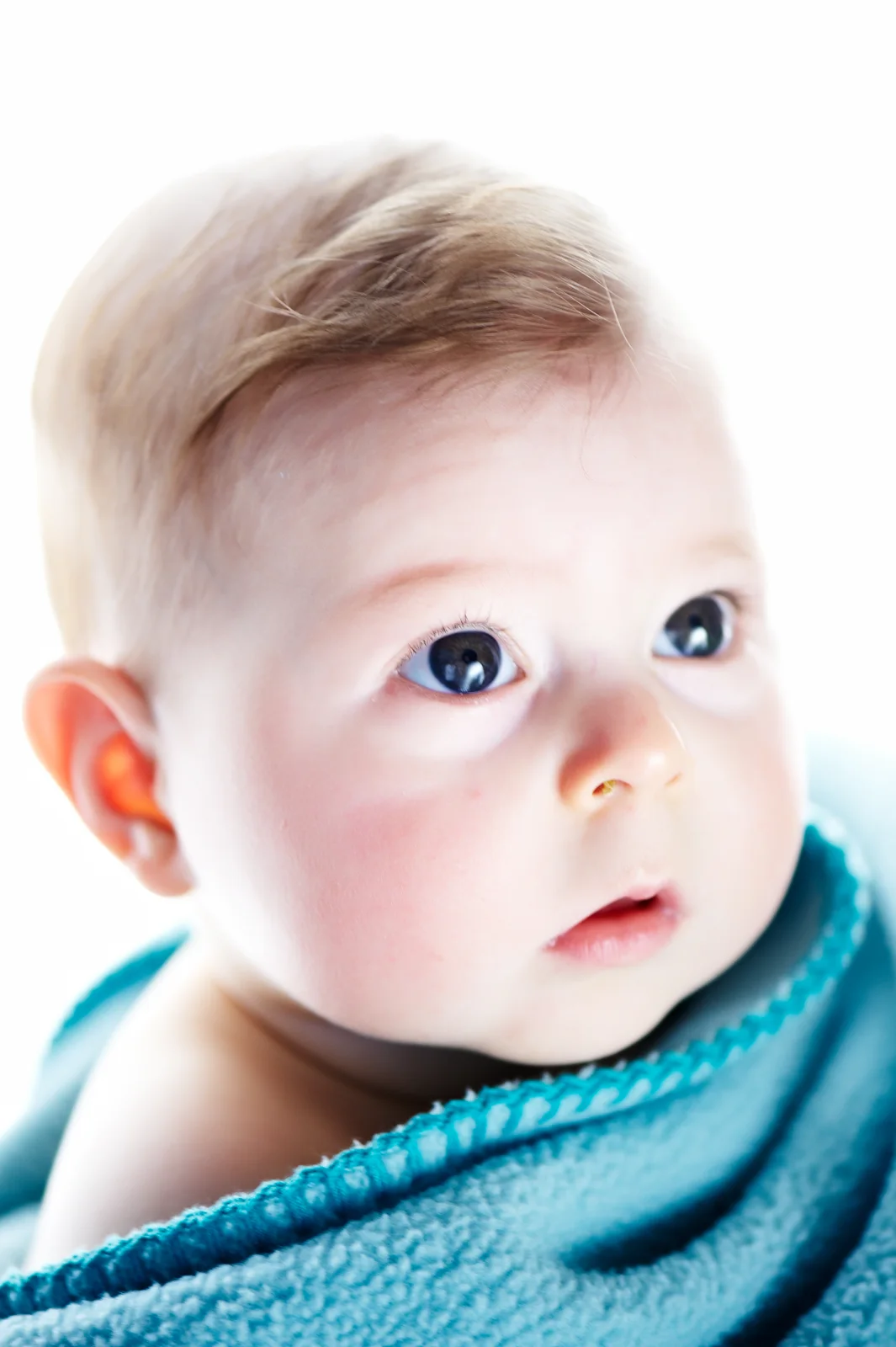 Bébé éveillé, regard de côté