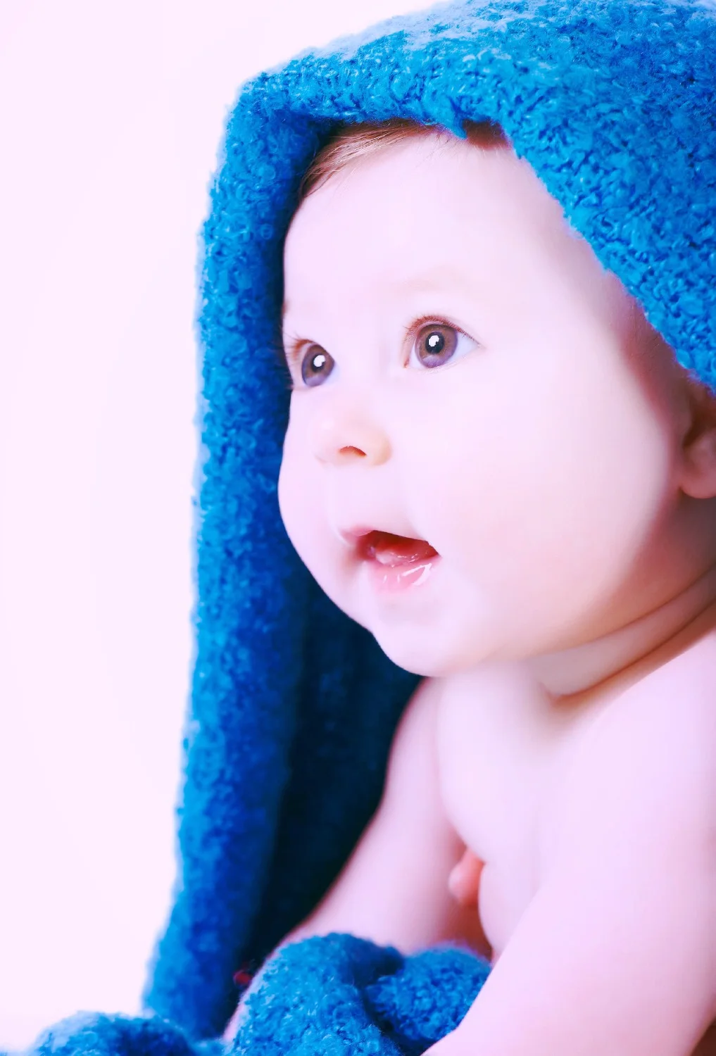 Bébé dans une serviette bleue, cadrage vertical