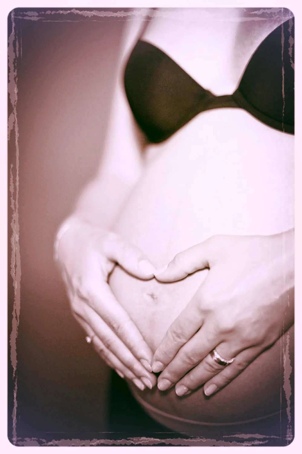 Grossesse, mains posées sur le ventre